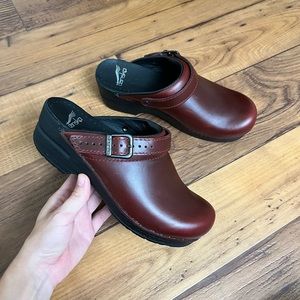 Dansko Ingrid Slip On Clogs Burgundy Size 38.